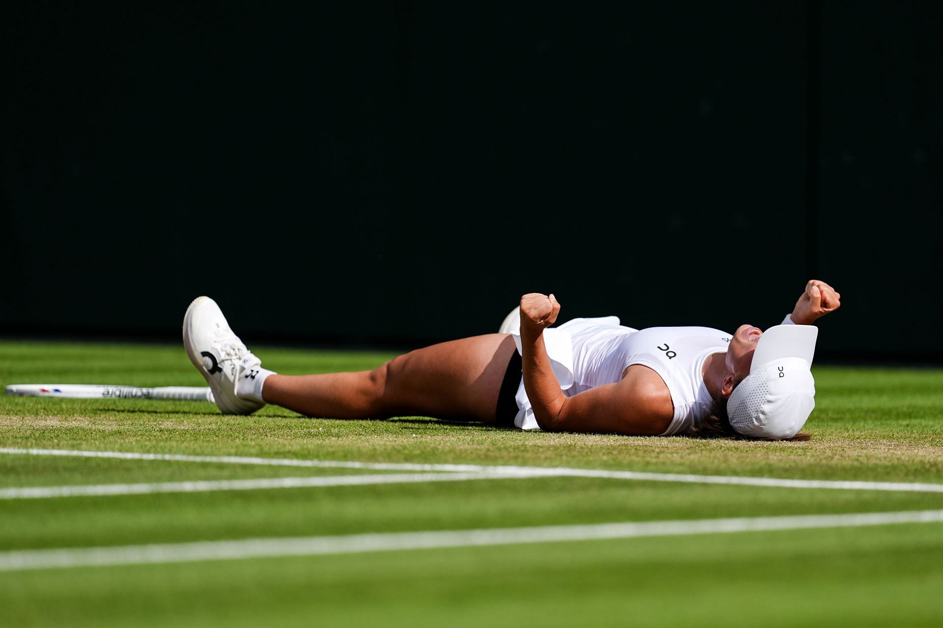 Iga Swiatek falls to the ground with joy after winning Wimbledon 2025 | Image Source: Getty